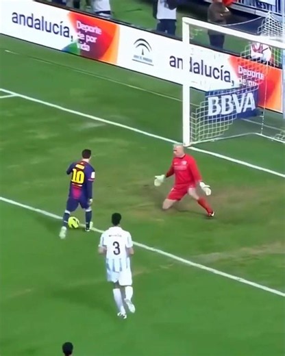 When Messi Confuses the Goalkeeper 🤯🧤 | Pure Football IQ ⚽🔥 | Football Ocean