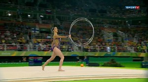 Na 2ª rotação da Ginástica Rítmica, brasileira realiza sua performance com o arco
