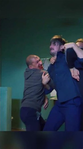 ЗЭКИ НАПАЛИ НА ВОРА В ЗАКОНЕ 😱 #менты #невский #фильм