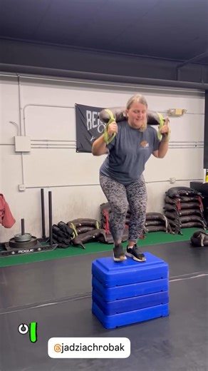 Bulgarian Bag Box Step-Ups 💥 This movement is a game changer for building athletic power, balance, and functional strength Here’s why we love it ⬇️ ✅ Unilateral Strength – Works one leg at a time to fix imbalances and build stability. ✅ Explosive Power – The Bulgarian bag adds dynamic resistance, forcing your core and legs to drive with control. ✅ Cardio Strength Combo – Keeps your heart rate up while torching your legs and glutes. ✅ Core Engagement – Constant tension through your torso means y