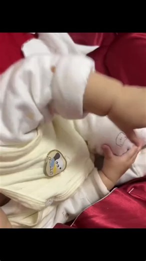 Anneler Ve Bebekler on Instagram: "Kendi kendini uyuturum ben 😘👶👼🍼🐣🤩"