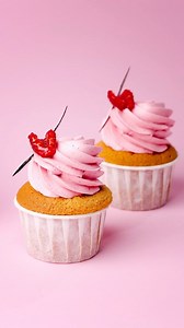 Want to make stunning cupcakes that will wow everyone? “The Big Cupcake Book” is exactly what you need! 🧁🌟 Inside this e-book, you’ll find 11 irresistible cupcake recipes that will leave your guests amazed at any event🤩. From traditional favorites to innovative flavor combos, there’s something for every taste✨. Here’s a glimpse of the recipes you’ll find in “The Big Cupcake Book”: 1. Strawberry cupcake 2. Pecan Gluten-Free cupcake 3. Lemon cupcake 4. Lemon and poppy seeds cupcake 5. Carrot cu