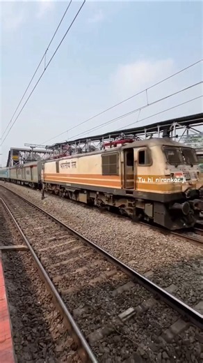 TEJAS EXPRESS HEADPHONE CHORI IRCTC#shorts #train #railway