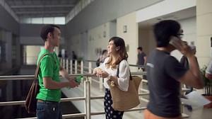 Mat Sprite minat kat seorang gadis yang comel, tapi Mat Bunga pulak dengan selamba cuba kacau daun. Saksikan bagaimana Mat Sprite mengatasinya dengan fikiran jelas. #adaakaladacara | Sprite