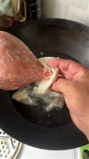 Clip of the correct way to open wonton buns