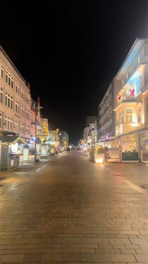 Miriam & Michaela on Instagram: "Du glaubst, Sylt im Winter sei ruhig, dunkel und langweilig? Dann warst du noch nie auf einer Afterwork-Party in der Winebank. 🍷🔥 Am 26.11. durften wir bei der Sax & Beats Night dabei sein – und wow… Genau so fühlt sich ein perfekter Winterabend an: neue Menschen, echte Gespräche, gute Drinks und Live-Musik, die den ganzen Raum vibrieren lässt. 🎷✨ Sylt kann eben viel mehr als Sommer, Beach & Sunshine – hier entstehen auch im Winter Momente, die verbinden, wärm