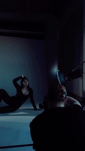 Photostudio Olomouc | fotoatelier k pronájmu on Instagram: "✨ Backstage z ateliérového focení — ticho před zábleskem, měkké stíny na kůži a světlo, které umí být jemné i nekompromisní. Tohle je chvíle, kdy žena nemusí nic dokazovat… jen se nechá vidět. V ateliéru tě vedeme tak, aby ses cítila jistě, přirozeně a sebevědomě — a odnesla si fotky, které působí luxusně, smyslně a opravdově. Ne „pózy“. Pocit. 💌 Chceš si rezervovat svůj termín? Napiš do DM (nebo klikni na odkaz v bio) a pošlu volné te