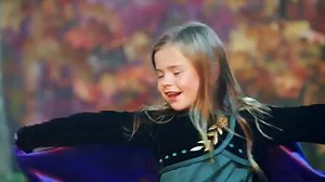 Date uno sguardo all' esclusivo video teaser che mostra il dietro le quinte della Frozen Fashion Week. E non perdete l'appuntamento con la prima Frozen Fashion Week virtuale ambientata nell'incantevole mondo di Arendelle: Domenica 18 ottobre sul canale YouTube Disney Junior. #Disney #FrozenFanFest | Frozen - Il Regno di Ghiaccio