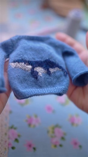 Knit by knit, weaving a sea that belongs to the whale