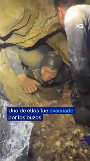 Rescatan a cinco mineros luego de 10 días atrapados en una cueva en Laos #shorts