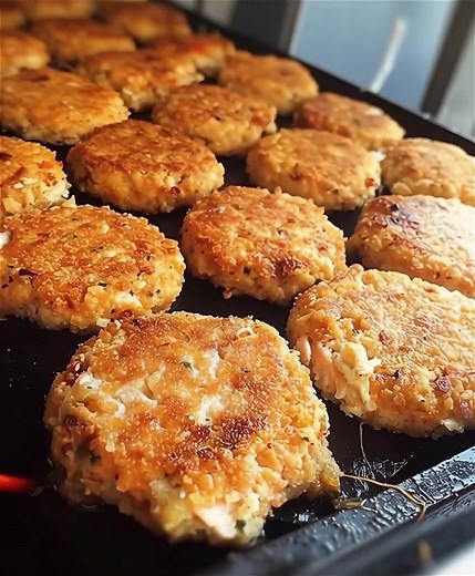 "Oh heavens, these were such a hit! All the grandkids wanted seconds and grandpa ate three of them. Safe to say I will be making them again and again." Recipe in First Coʍmеոτ 👇 | Easy Recipes