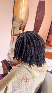 Bienvenue à Racines Afro, votre espace de soins capillaires dédié aux cheveux afro. Une expertise qui a déjà fait ses preuves. Nous sommes à Cotonou 🇧🇯 et à Libreville 🇬🇦. Nous avons un concept spa pour faire l’experience Racines Afro chez vous à la maison avec nos KITS SPA À LA MAISON que nous livrons partout dans le monde. 🌍 Racines Afro, mes cheveux, la différence 🧡 | Racines Afro