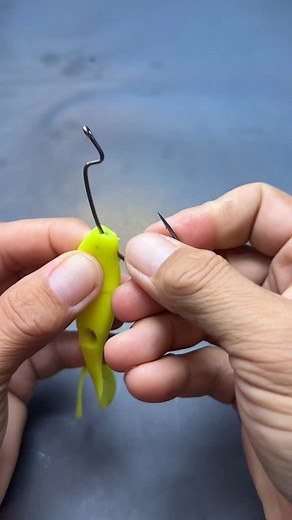 Easy weight change for weedless hook https://youtube.com/shorts/ytRkFGxC9zs?si=Mir0Hhb7AwxcFntZ #angler #fishing #diy #weedless #softbait #bait #lures | Handmade lures Level Up