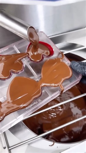 CacaoLab | Bombones Gourmet on Instagram: "El amor se trabaja desde nuestro Lab ❣️ Así empieza nuestra Edición Especial Día de los Enamorados 2026, creada con diseño, sabores y colores únicos✨ Detalles pensados para sorprender, regalar bonito y celebrar a esa persona que tanto quieres Empieza a crear tu regalo especial junto a @cacao_lab_"