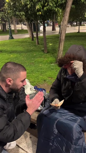 Ένας αξιότιμος άνθρωπος από την Ισπανία ο Ρομπέρτο μετά από δύο μήνες κοιμήθηκε σε δωμάτιο χάρης την δύναμη των social media και συγκεκριμένα μέσα από ένα live ώπου μοίραζα τρόφιμα. Στο επόμενο βίντεο θα δείτε πως του αλλάξαμε μέσα σε μια ΜΟΝΟ ημέρα ολόκληρη την ζωή με την δική σας στήριξη .#fyp #reels