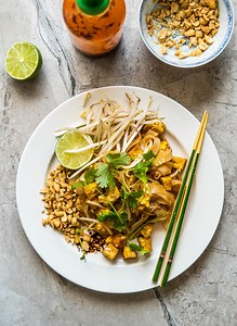 19K views · 456 reactions | Pad thai to rollercoaster kubków smakowych. Jest kwaśny! Słodki! Ostry! Umamiczny! Orzeszki chrupią, jajko rozpływa się na języku, a makaron ciągnie się jak sprężyna. Wspaniała sprawa. To proste i bardzo szybkie w przygotowaniu danie, ale by wyszedł idealnie trzeba przestrzegać kilku złotych zasad ✨ https://www.rozkoszny.pl/pad-thai-rollercoaster-kubkow-smakowych/ | Rozkoszny | Facebook