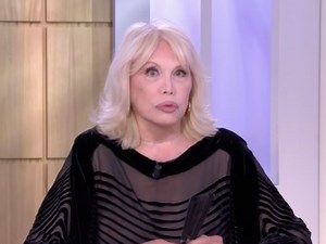 "Je leur dis merci" : Amanda Lear, un homme ? Son étonnante mise au point (VIDEO)