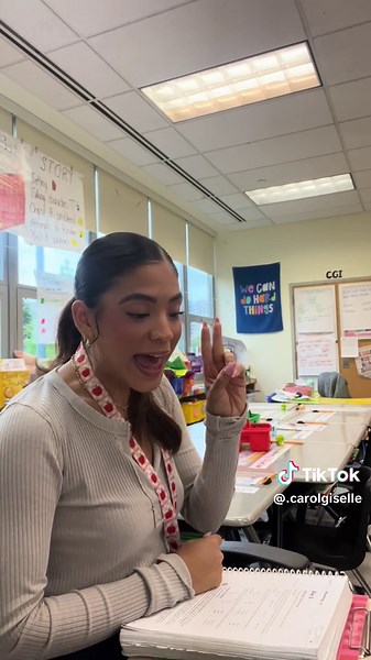 Phonics drills are SUCH an important part of a phonics lesson, but I feel like this is one of those things they don’t really teach you in college Sometimes you know WHAT you’re supposed to teach, but you’re like… okay but what am I actually supposed to SAY and how do I keep 6 year olds engaged?! 😂 So here’s a little peek at what it actually looks and sounds like in my classroom. I’m modeling 3 quick parts of my phonics drill: hearing and identifying the beginning sound, saying the sounds fast a