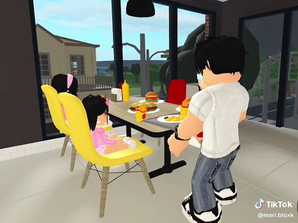 Exploring McDonald's in Bloxburg