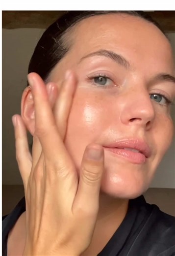 “I’ve been loving this nighttime duo - a calming, evening ritual, clinically proven to target all seven signs of ageing.” - Elisa