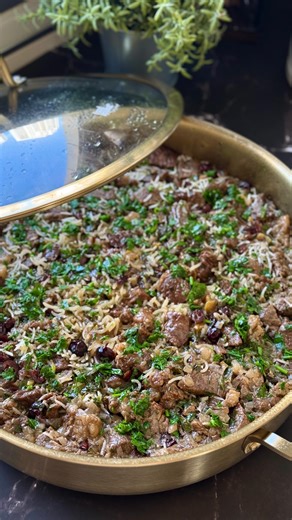 ‎Anat Elisha | ענת אלישע‎ on Instagram‎: "⁨ ארוחת חג בסיר אחד! יש בו הכל מהכל וכמה שהמנה הזאת טעימה וקלה להכנה!! בישלתי אותה בסדרת הסירים החדשה של פודאפיל, סדרת ה crown או כמו שאני קוראת לה סדרת הזהב😜 יש לכם 20% הנחה על כל האתר בהקלדת קוד קופון anat20 (קישורים בהיילייט) למתכון👇🏻 . המרכיבים: 1.5 קג נתח אונטריב/שפונדרה /צלי כתף חתוכים לקוביות בינוניות קטנות. 2 כוסות אורז בסמטי (שטוף היטב) 2 בצלים גדולים, קצוצים דק 4 שיני שום כתושות 1 שקית ערמונים בוואקום קצוצים ½ כוס חמוציות מיובשות טבעיות/רגיל