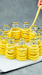 1.1M views · 9.5K reactions | Ils disparaîtront dans une minute ! Dessert idéal en pâte feuilletée crémeuse Ingredientes: pâte feuilletée: 700 g oeufs: 1 pc crème fouettée: 400 ml lait concentré: 150 g crème pâtissière: 150 g lait chaud: 150 ml cacahuètes: 100 g | Savoureux.tv | Facebook