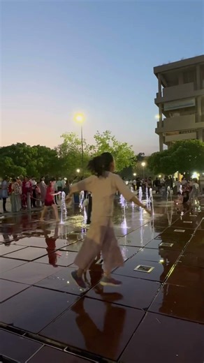 Sector 17 Chandigarh Fountain Fun 😍 Kids Playing & Enjoying Water#shorts
