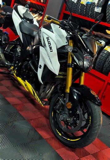 Suzuki GSX-S750 vs Yamaha R15 V4 Review