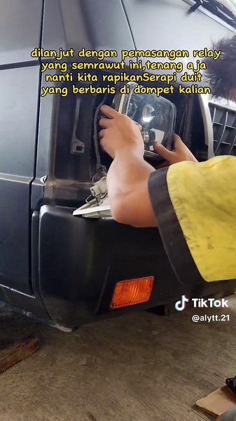 Pemasangan Lampu Daymaker di Mobil L300: Tutorial Mekanik TikTok