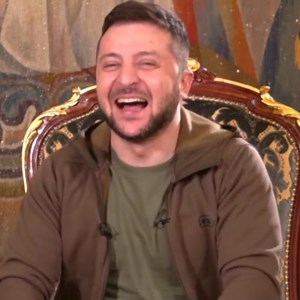 🇺🇦 Watch the moment a journalist asks Ukraine's President Volodymyr Zelenskyy which world leader he most likes speaking to 👇 #UkraineRussia | Euronews English