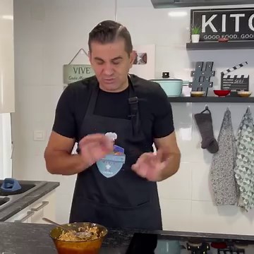 Am prezentat pas cu pas cum sa pregatiti cea mai buna reteta de RULADA cu MERE la voi acasa. O puteti adapta la gustul vostru. Am folosit putine ingrediente si este foarte usor de pregatit. Ingrediente: 4 oua 100 gr zahar (dupa gust) 120 gr faina ( 5 linguri pline) 1 plic zahar vanilat un praf de sare 3-4 mere (750gr) 1 lingurita scortisoara 1 lingurita zahar pudra Se coace in cuptorul preincalzit la 200ºC, 12-13 min. | La Sebi acasa
