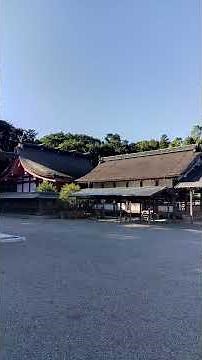 「宗像大社〜拝殿・本殿」について簡単解説〜表紋は皇室のシンボルである「菊の御紋」、祭神が「皇室の先祖神」である天照大神の娘である宗像三女神であるため、皇室との関係が深いことを示すものです。