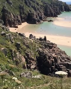 No filter needed. The stunning, otherworldly beauty of Pedn Vounder Beach in Cornwall🤯 Have you been? 👇 #Cornwall #PednVounder #CornwallUK #UKBeaches #Wanderlust #TravelGoals #ExploreBritain #WondersOfTheWorld #Wanderlust #NatureLovers #Porthcurno #MinackTheatre | Hello Cornwall