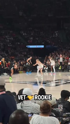 Love to see it 🤝 DeWanna Bonner sets up Monique Akoa Makani for the quick two to open the second — Mercury up 29-24! PHX-LVA | ABC | #WNBAFinals presented by @youtubetv | WNBA