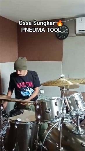 Menjawab request banyak temen2 agar gw ngecover drum lagu PNEUMA dari band prog rock TOOL...nah baru aje gw cover Pneuma neh Gaess...ini latihan buat persiapan rekaman drum cover lagu ini di studio recording bulan depan... In Sya Allah. Kira2 ini birama berape Gaess? Syeddeeef Glek😋 280925 | Ossa Sungkar