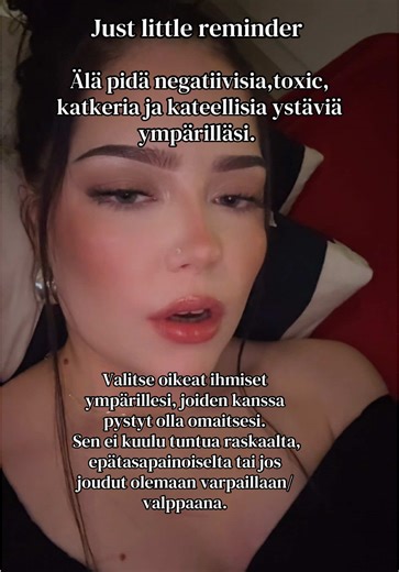 Ansaitset hyvän ystävän/ystävät. Kaikki eivät ansaitse sinua ja aikaasi. Kaikki eivät arvosta ja kunnioita sua ihmisenä. Pitää vain tietää milloin lähteä pois, kun ystävä/ystäväsi eivät kohtele sinua oikein. Hyviä ihmisiä löytyy ja tuut löytämään ne oikeat ihmiset ympärillesi, jotka laittavat sinut loistamaan kirkkaasti🌹 #ihmissuhteet #fyp #suomitiktokit #badfriends #youdeservebetterqueen