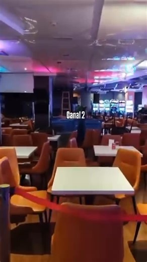 Canal 2 TV / Chilena FM / Sabor FM on Instagram: "Rotura de matriz provoca emergencia en casino de San Antonio La noche de este lunes, a las 23:00 horas, una rotura de matriz provocó una emergencia en el casino de San Antonio, afectando varias de sus instalaciones y obligando al cierre temporal del recinto. Testigos en el salón de juegos registraron cómo el agua se filtraba con fuerza, lo que movilizó rápidamente al personal para controlar la situación. El video cedido por testigos muestra la ma