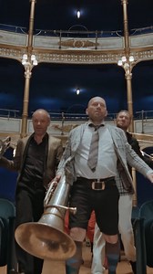 📺 TV Tipp - ServusTV Austria (2.8.2024, 22:15) ServusTV „Mnozil Brass – Der Film“ 🥳 Ein musikalisches Roadmovie von Chris Weisz. Das 30-Jahre-Bandjubiläum bietet einen würdigen Anlass, den Musikern ein filmisches, ein klein wenig schräg sitzendes Denkmal zu errichten. Der Musikfilm begleitet den wildesten Kultur-Export Österreichs auf Tour-Stationen in Europa und Amerika. #mnozilbrass #servustv #mnozilbrassthemovie #brassmusic | Mnozil Brass