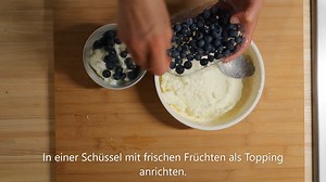 15 reactions | Am Wochenende wird es sonnig und heiß! Wie wäre es da mit einem erfrischenden Frozen Yogurt? Ernährungsberaterin Nina Kienreich zeigt im Video ein einfaches Rezept zum Nachmachen und Vernaschen  (gemafreie Musik von frametraxx.de) | Österreichische Gesundheitskasse | Facebook