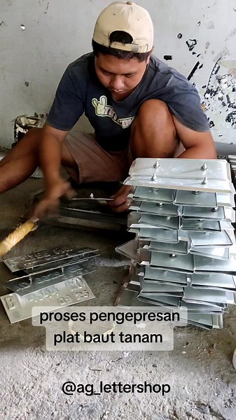 kita proses sesuai antrian 🙏🏻 pemesanan tetap di jalur yang sama monggo #customplatnomor #platvariasi #platbauttanam #platfontterbaru #upgradeplatnomor