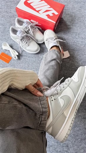 By Tênis Imports 👟 | 👟 Nike Dunk Low Feminino O queridinho que une estilo, conforto e presença 😮‍🔥 🤍 Bege claro com dourado – elegante e sofisticado 💗 Branco... | Instagram