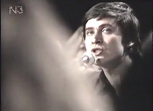⋆✽¸.••.¸ ✽🤍𝑀𝑢𝓈𝒾𝒸 𝓛𝒶𝓃𝒹🤍 ✽¸.••.¸✽ C'era un ragazzo che come me amava i Beatles e i Rolling Stones è una canzone cantata da Gianni Morandi, scritta da Franco Migliacci con musica di Mauro Lusini, incisa per la RCA Italiana nel 1966, con l'arrangiamento di Ennio Morricone. La prima stampa del 45 giri era stata distribuita in pochissime copie ed era stata subito ritirata dopo il successo di "C'era un ragazzo che come me amava i Beatles e i Rolling Stones", conseguita a seguito della sua pa