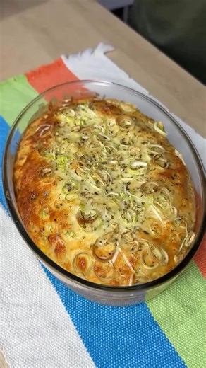 Receitas da Dudah | Receitas Sem Glúten on Instagram: "Sem glúten e pode também ser sem lactose, vai te ajudar a diminuir as visitinhas à padaria da esquina quando bater aquela fome durante a tarde. E papo sério, isso aqui ficou bom demais, me surpreendeu muito e aqui em casa todo mundo gostou muito! Ela é cremosa e é bem levinha tbm, vai muito bem no lanche da tarde ou no jantar. Pra fazer você só vai precisar de: - 4 Ovos - 200g de Creme de Ricota light ou tahine, tofu, etc. - 1 Lata de Milho