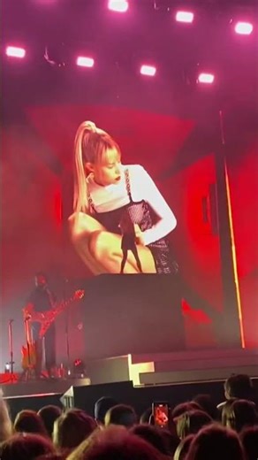 Night, music and atmosphere with Angèle