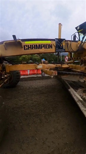 How does a motor grader work with levels or topography, leveling a granular base for pavement | El operador de maquinaria