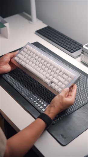 Oliur’s Visuals on Instagram: "Holy moly. This may be the heaviest keyboard I’ve tried yet. It’s an absolute unit. The build quality and materials are next level. It feels more like an art piece than a keyboard. @modekeyboards @modmusings"