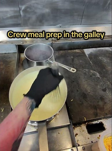 Melting Cheddar Into Cheese Sauce 🧀 | Chef Prep #delicious #food #chef