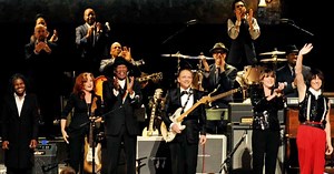 Bonnie Raitt, Tracy, Jeff and Beth Hart - Sweet Home Chicago