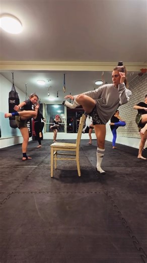 @muay.thaifighte on Instagram: "🤸🏽🪑Exercício preparatório para o chute circular . #muaythai #muaythaifeminino #muaythaidrills #muaythailife #womengroup . @maya_bee_aloni . Shorts Tiger Muay Thai Shorts VENUMMasculino https://amzn.to/4a9M293"