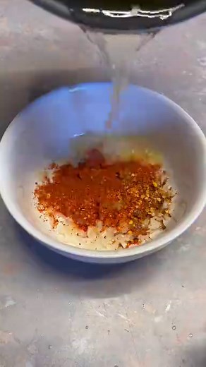 Huile pimentée 🌱 Recette: - 1 gousse d’ail - 1 petit oignon - 1/2 cac de sel - 1 cac de piment rouge - 1 à 2 cac de piment d’espelette - 200 ml d’huile d’olive (ou huile neutre) #thecheftomy #vegan #veganrecipes #veganfood #veganfrance #véganfrance #cuisinevegan #huile #huilepimentée #oil #spicyoil #spicy #epicé #pimenté | The Chef Tomy